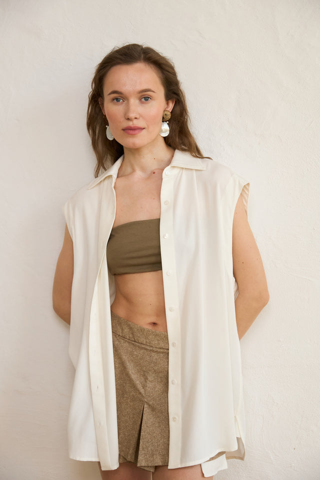Moment 7. Sleeveless Cotton Shirt