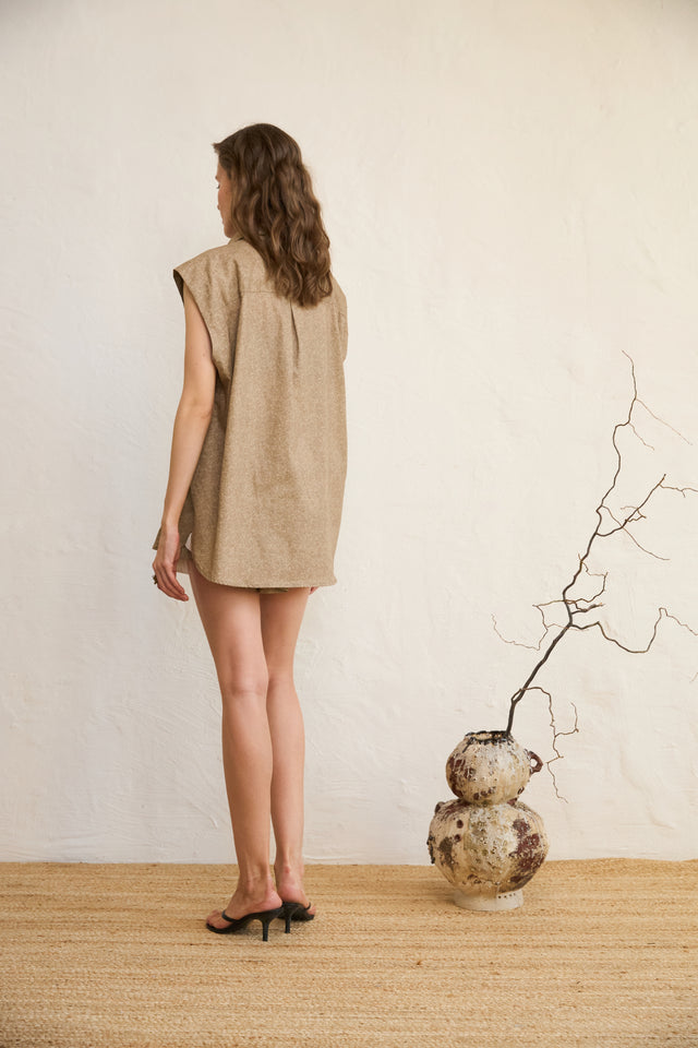 Moment 7. Sleeveless Cotton Shirt