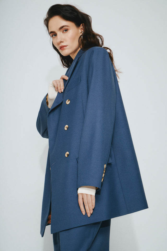 SEO-ключові слова для опису:
1. Oversized double-breasted jacket
2. Women's oversized blazer
3. Sustainable women's jacket
4. Luxury deadstock fabric jacket
5. Eco-friendly women's blazer
6. Formal double-breasted blazer
7. Tailored oversized jacket
8. Wool blend jacket for women
9. Chic office blazer
10. Elegant women's jacket
11. Timeless women's blazer
12. Slow fashion jacket
13. Classic women's outerwear
14. Double-breasted wool blazer
15. Sustainable fashion blazer
16. Hi