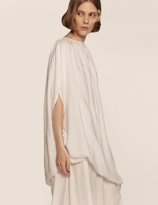 A dress made of thin cotton, featuring a spacious dress and wide trousers with an elastic waistband. It can be worn with trousers and separately, offering versatile styling options.
100% Cotton