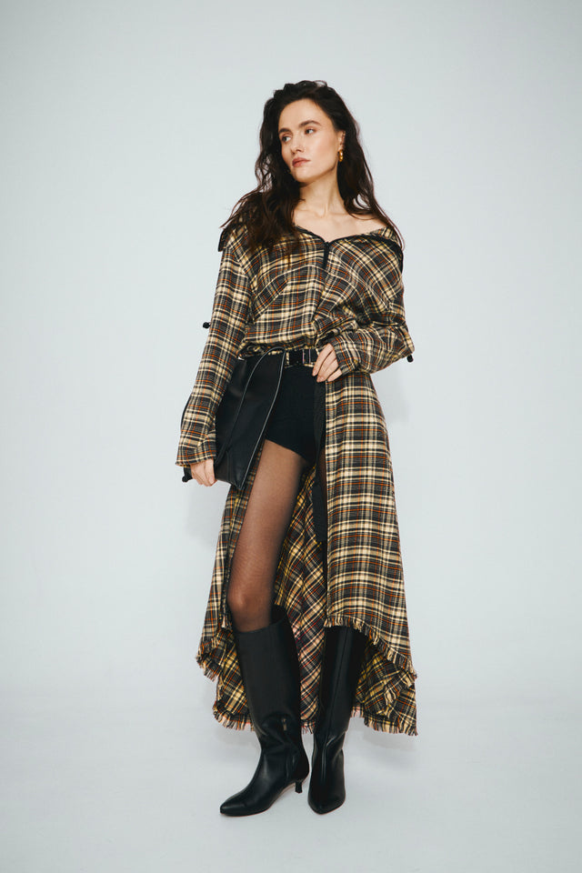 The woolen & cotton tartan top with zipper. Made of deadstock luxury fabrics
Has adjustable sleeves.