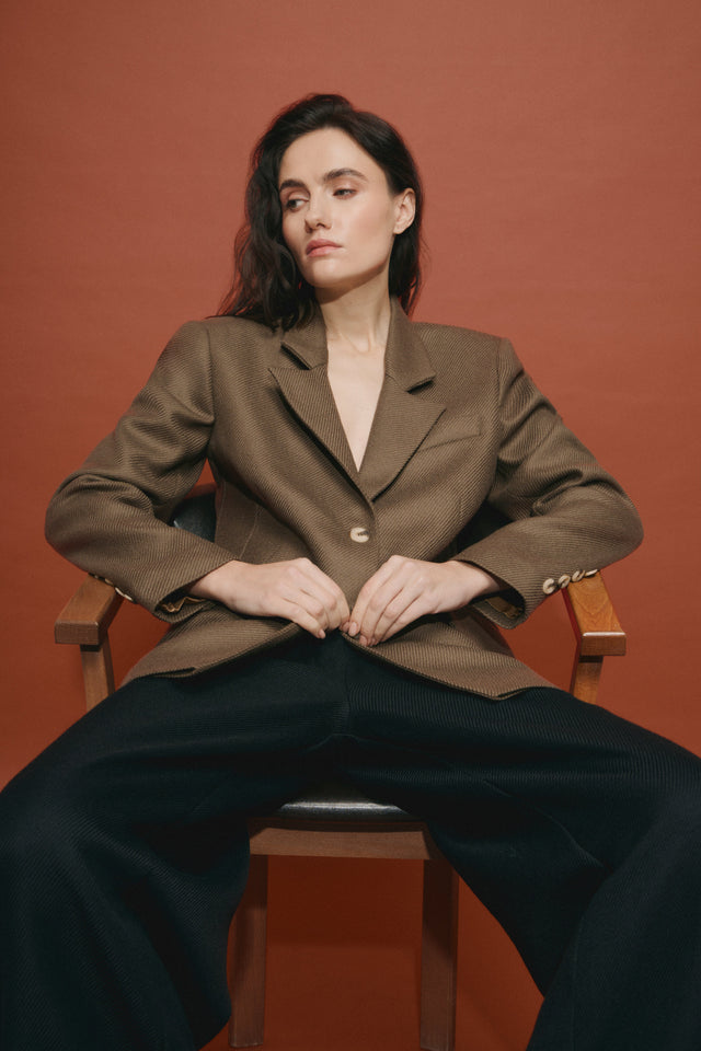 Oversized fitted jacket. Made of luxury dead stock fabric