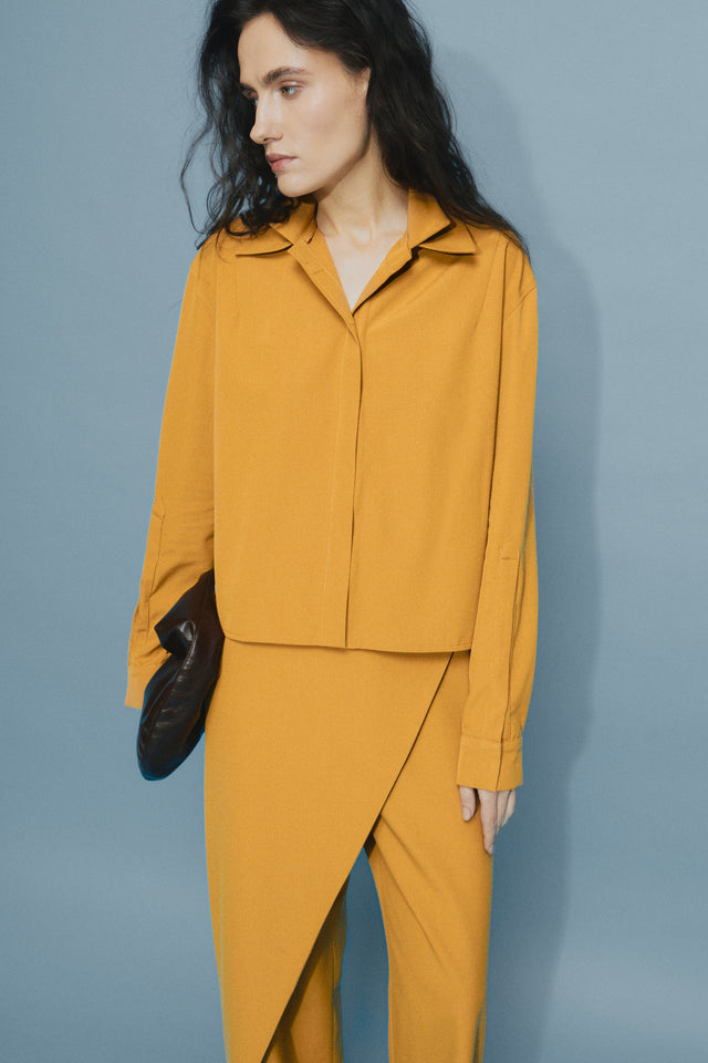 The woolen wrap wide trousers. Made of deadstock luxury fabrics
Easy to wear