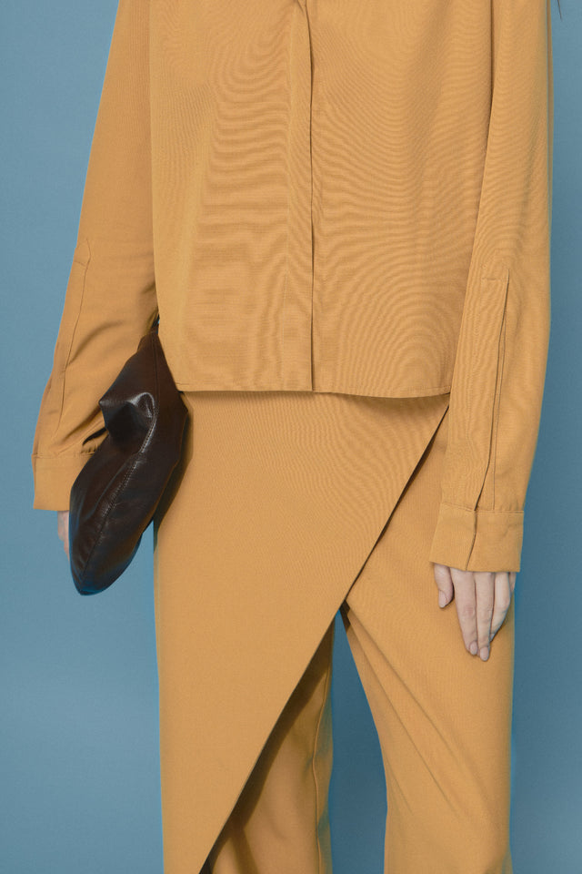 The woolen shirt with a double collar. Made of deadstock luxury fabrics
Magnetic fasteners, adjustable sleeves.