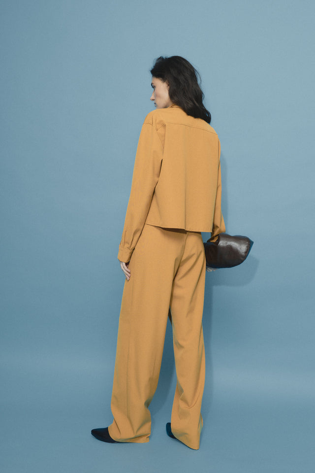 The woolen shirt with a double collar. Made of deadstock luxury fabrics
Magnetic fasteners, adjustable sleeves.