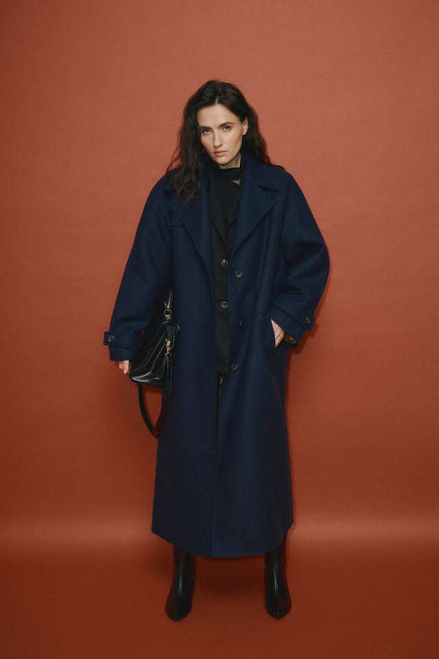 Oversized wool coat
Belted winter coat for women
Luxury deadstock fabric coat
Sustainable women’s coat
Chic oversized outerwear
Elegant wool coat with belt
Timeless fall and winter coat
Premium quality women’s coat